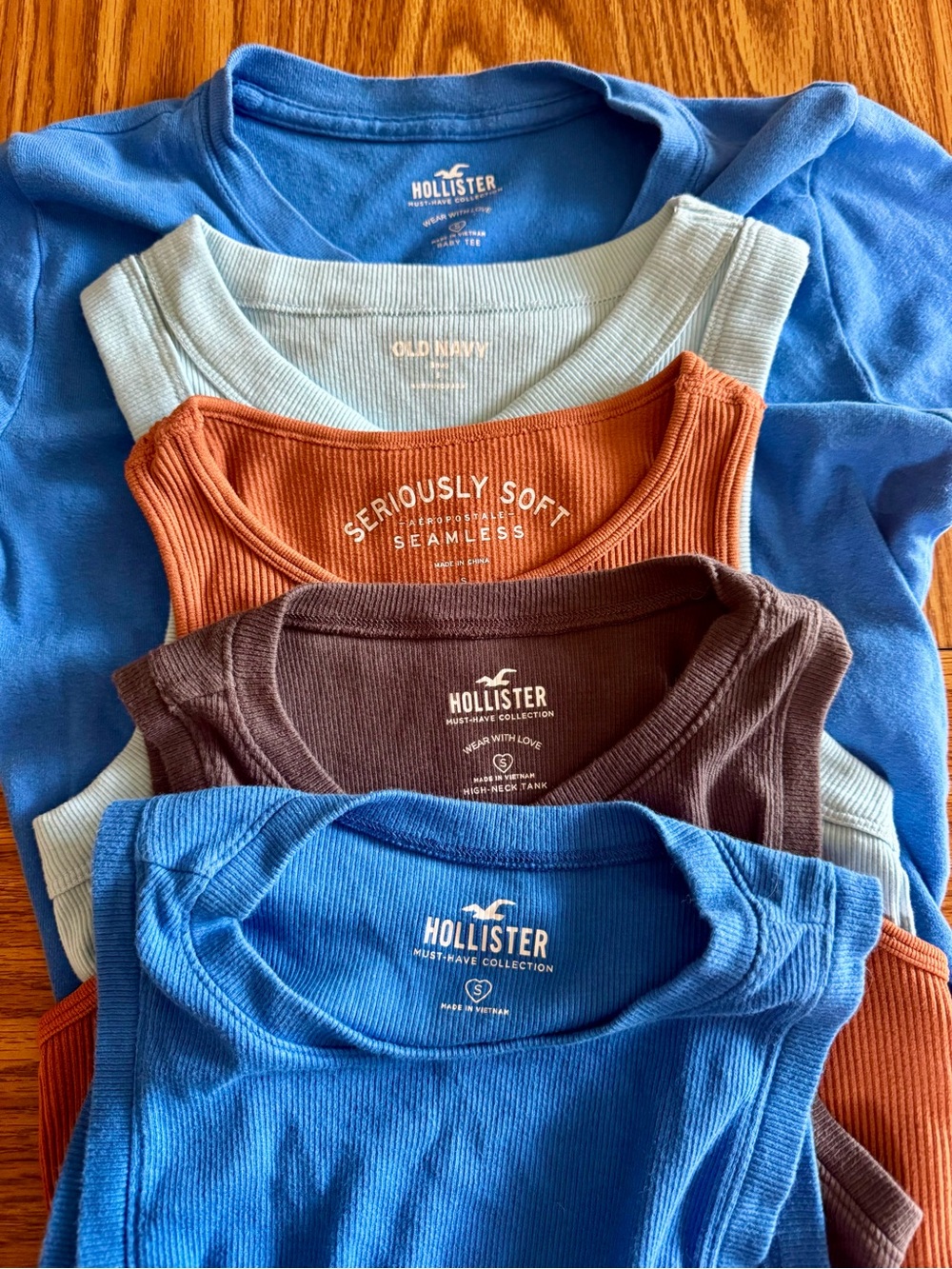 Lot of Women’s tees/tanks Small - Hollister, Aero, Old Navy - Picture 2 of 8